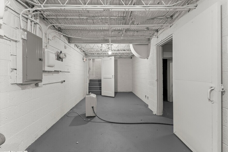 More Photos Of 10531 Wren St, Dearborn Bar For Sale