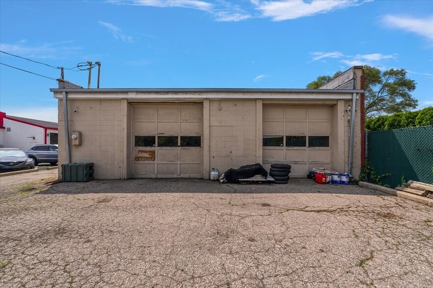 More Photos Of 1357 S Gratiot Ave, Clinton Township Showroom For Sale
