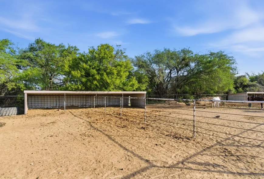More Photos Of 8441 County Road 176, Stephenville Apartments For Sale
