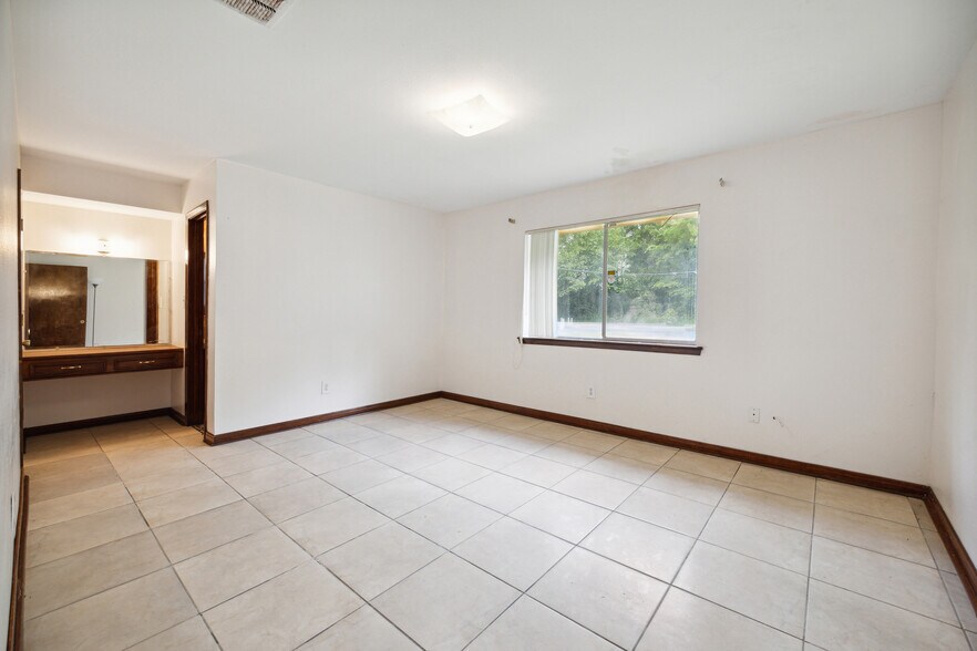 More Photos Of 1631 Gault Rd, Houston Flex For Sale