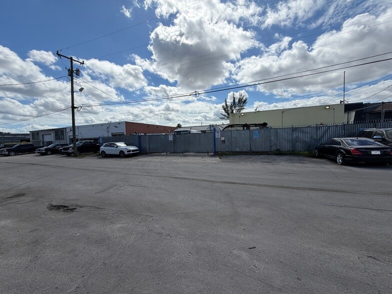 More Photos Of 3636 NW 48th Ter, Miami Manufacturing For Lease