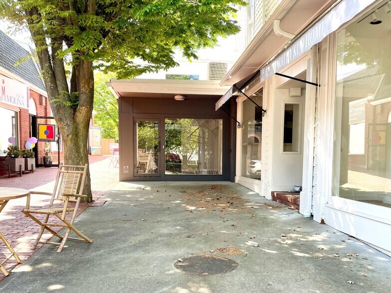 More Photos Of 30A Jobs Ln, Southampton Storefront For Lease