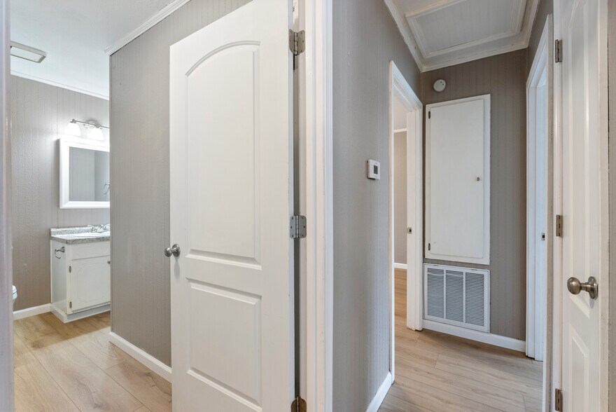 More Photos Of 16 Linder Rd, Greenbrier Apartments For Sale