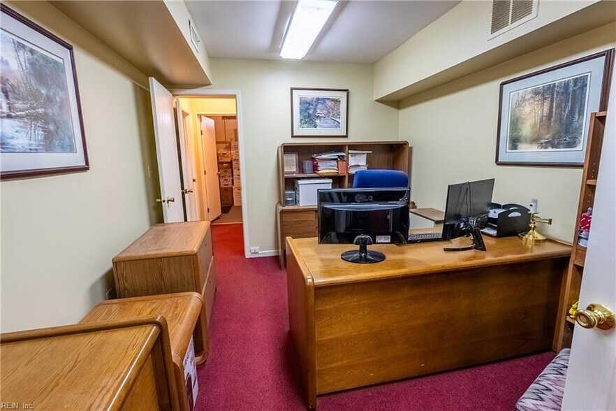 More Photos Of 7002 George Washington Memoria Hwy, Gloucester Office For Sale