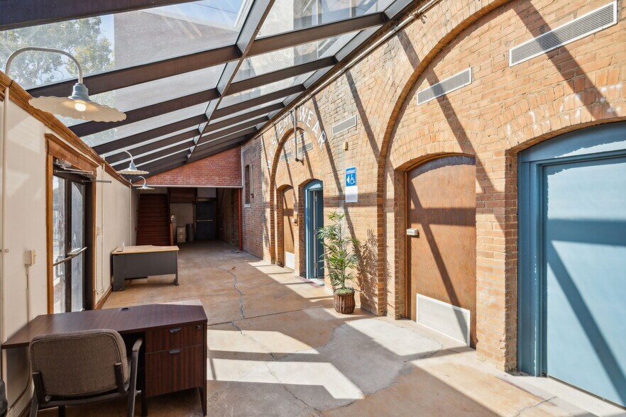 More Photos Of 211-215 S Jennings Ave, Fort Worth Loft Creative Space For Lease