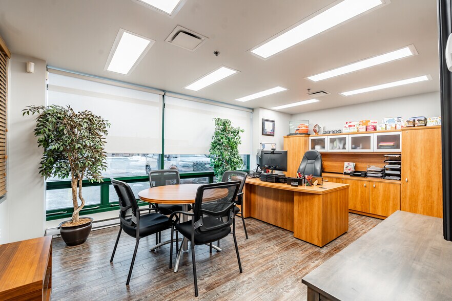 More Photos Of 1225 Rue Bergar, Laval Warehouse For Lease