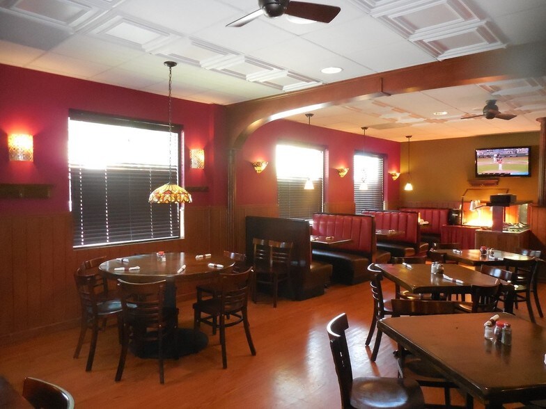 More Photos Of 6831 W North Ave, Oak Park Restaurant For Sale
