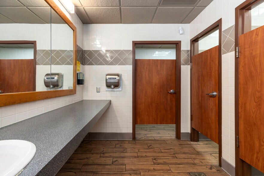 More Photos Of 250 Conicville Rd, Mount Jackson Hotel For Lease