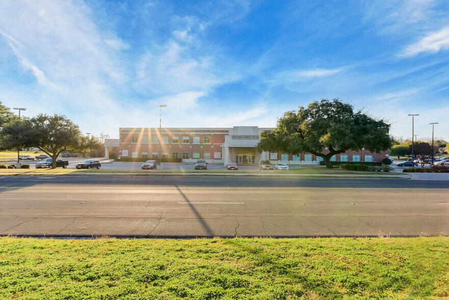 More Photos Of 6600 Fish Pond Rd, Waco Medical For Lease