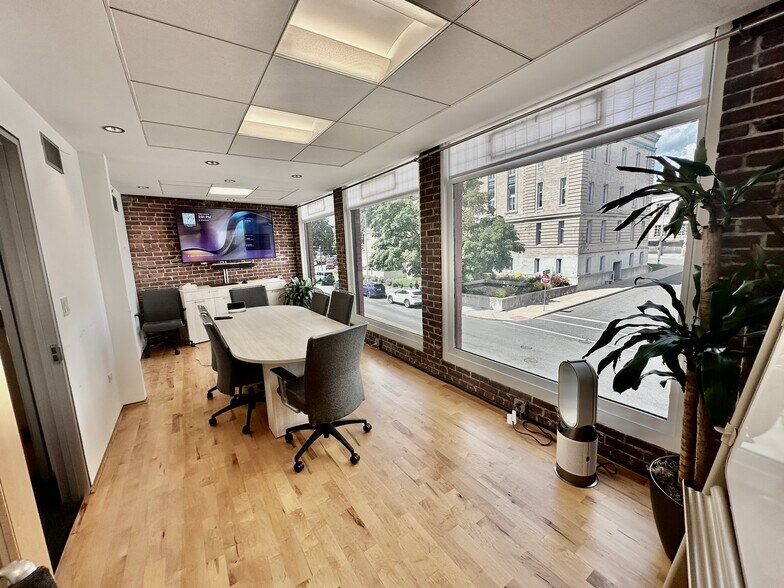 More Photos Of 12 Havemeyer Pl, Greenwich Office For Lease