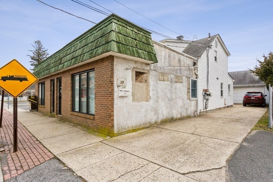 More Photos Of 10-12 Boulevard Ave, Greenlawn Storefront Retail Residential For Lease