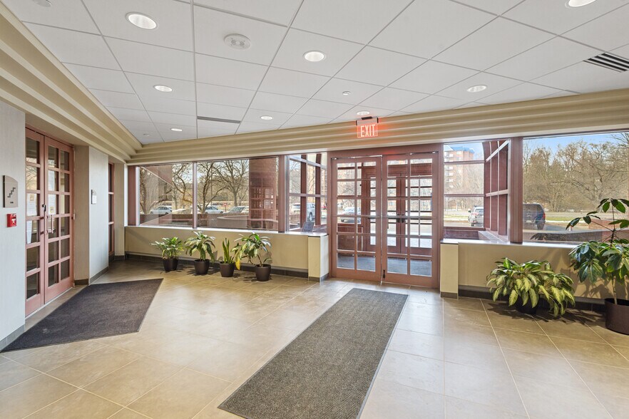 More Photos Of 555 W Crosstown Pky, Kalamazoo Office For Lease