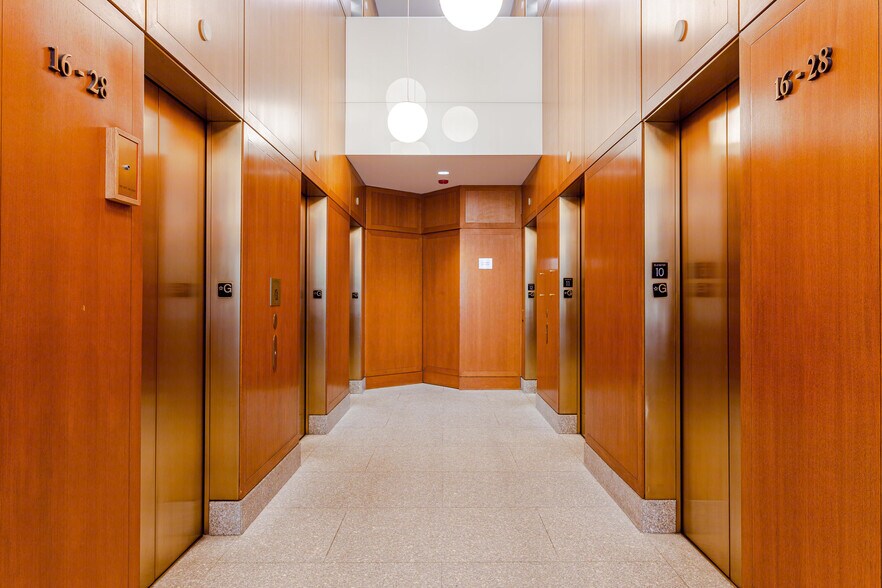 More Photos Of 200 S Wacker Dr, Chicago Office For Lease