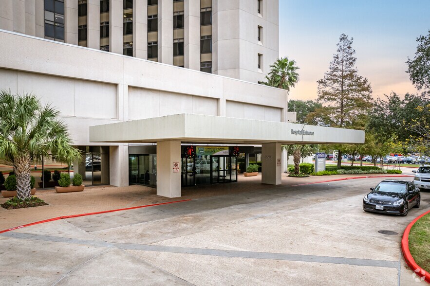 More Photos Of 7737 Southwest Fwy, Houston Unknown For Lease