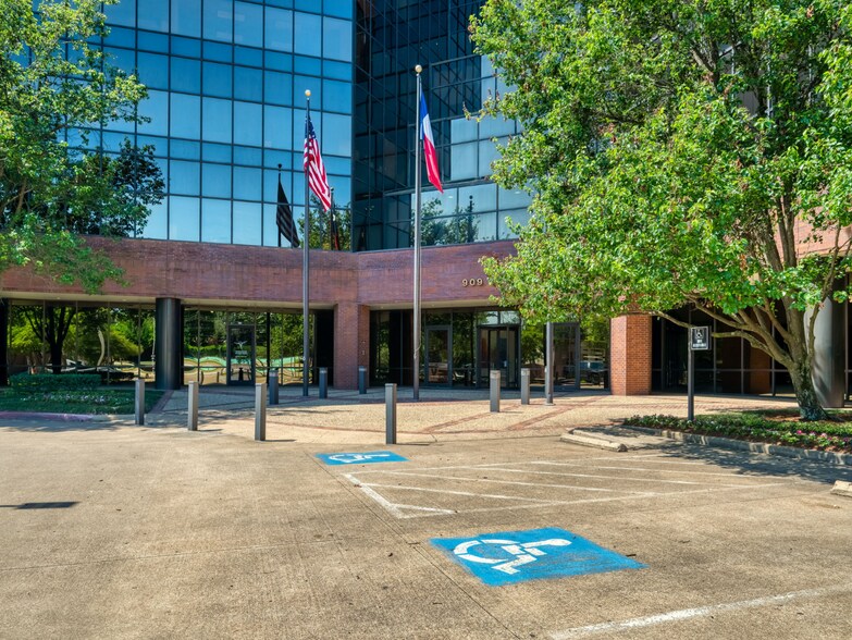 More Photos Of 909 ESE Loop 323, Tyler Office For Sale