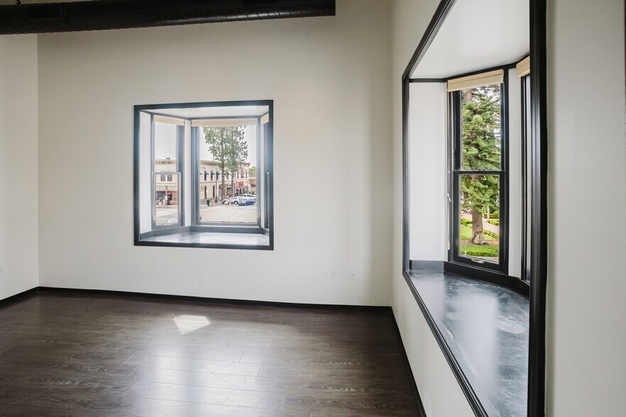 More Photos Of 10 Plaza Sq, Orange Storefront Retail Office For Lease