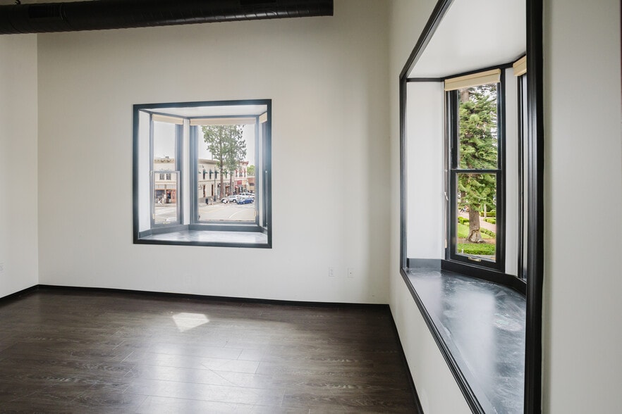 More Photos Of 10 Plaza Sq, Orange Storefront Retail Office For Lease
