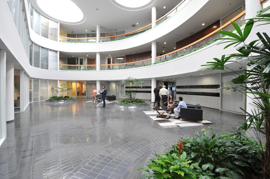 More Photos Of 15425 North Fwy, Houston Office For Lease
