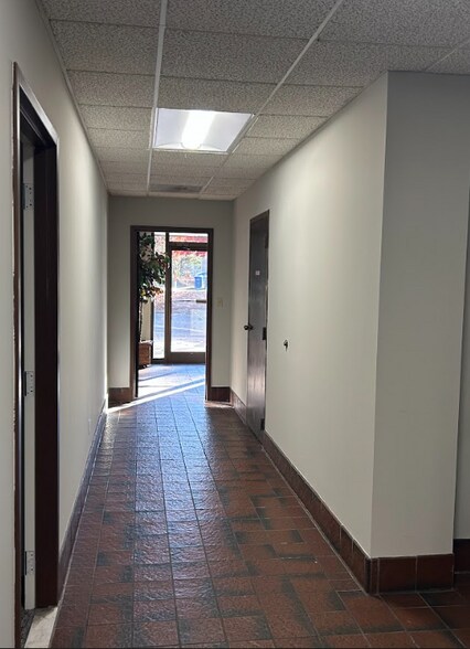 More Photos Of 4265 Brownsboro Rd, Winston-Salem Office For Sale