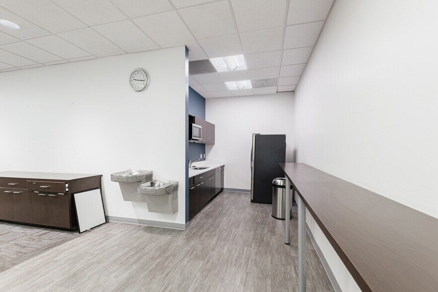 More Photos Of 5362-5364 W Devon Ave, Chicago Office For Sale