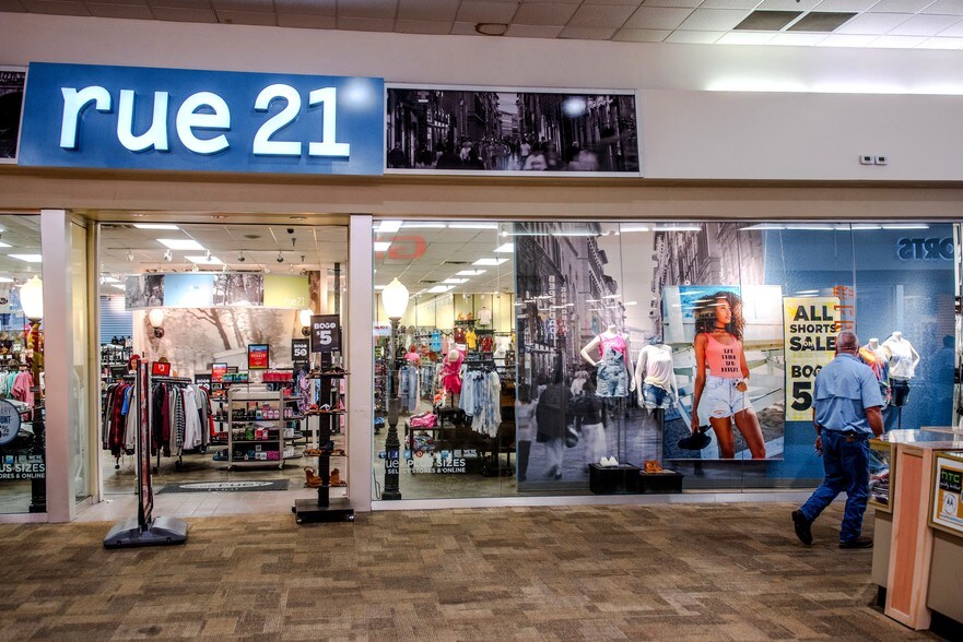 More Photos Of 458 Virginia Ave N, Tifton Department Store For Lease