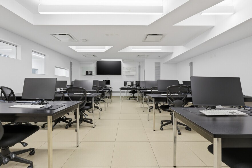 More Photos Of 3536 Boul Saint-Laurent, Montréal Office For Sale