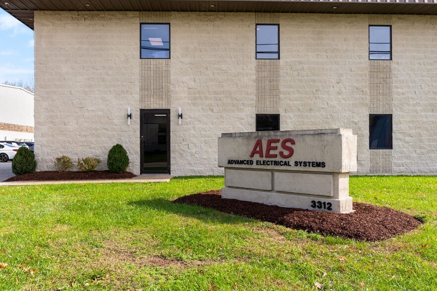 More Photos Of 3312 Gilmore Industrial Blvd, Louisville Warehouse For Lease