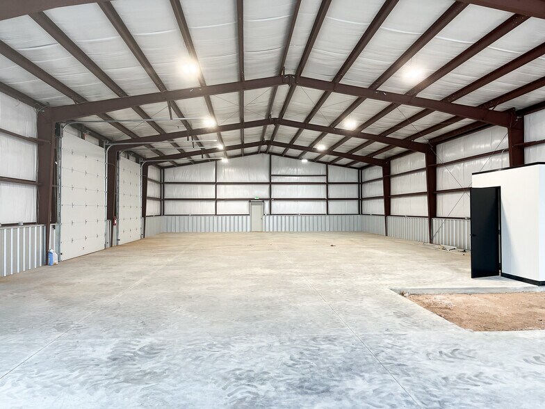 More Photos Of 7705 69th Street, Lubbock Showroom For Sale