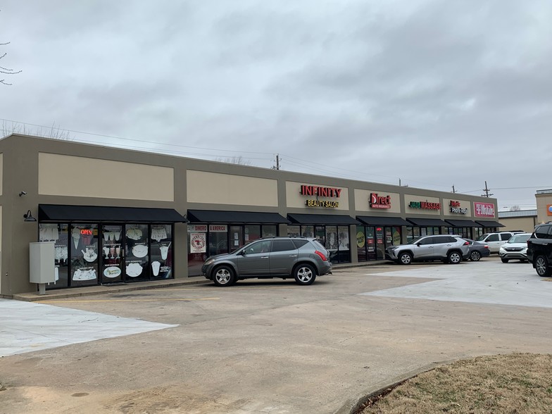 Primary Photo Of 1102 S Thompson St, Springdale Department Store For Lease