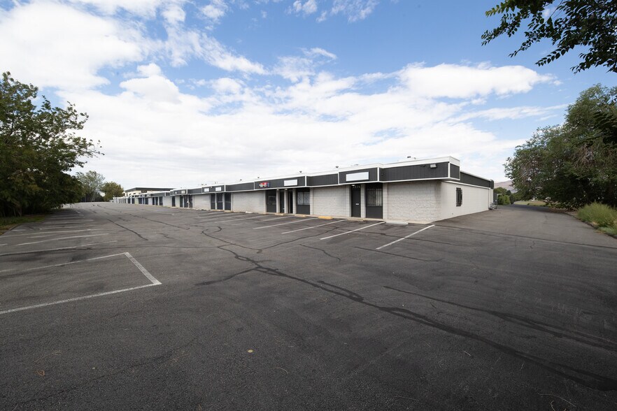 Primary Photo Of 1550-1574 Linda Way, Sparks Light Distribution For Sale
