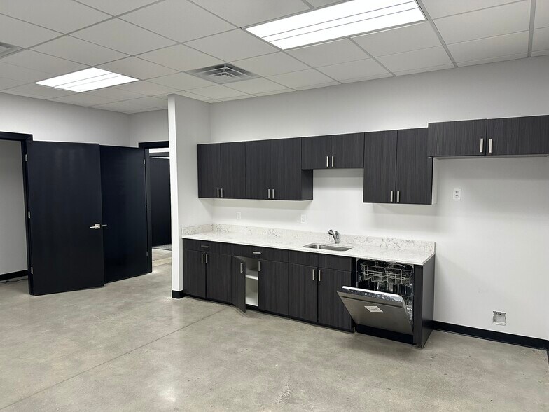 More Photos Of 1005 8th St SW, Altoona Storefront For Lease