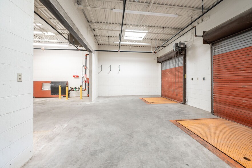 More Photos Of 10 Mile Hill Rd, Newtown Warehouse For Lease