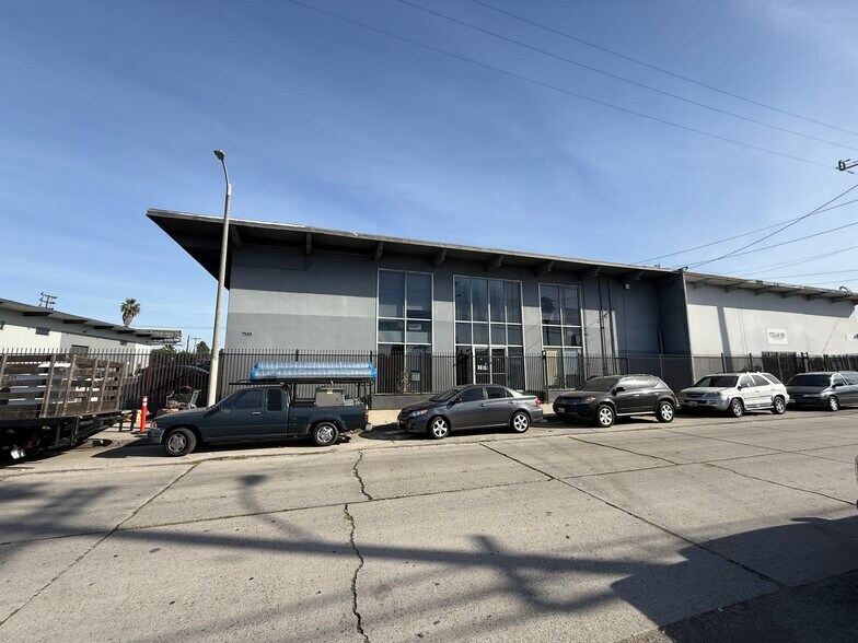 Primary Photo Of 7535 Woodman Pl, Van Nuys Warehouse For Lease