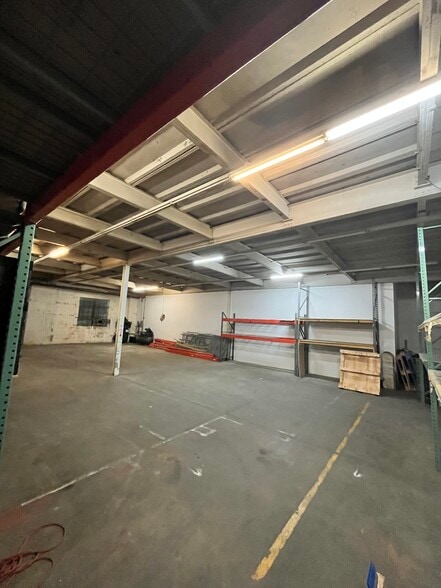 More Photos Of 65 E 2nd St, Mineola Warehouse For Lease