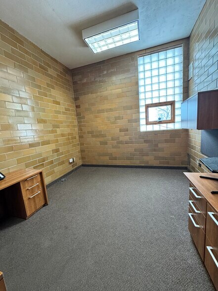 More Photos Of 1600 1st Ave NE, Austin Warehouse For Sale