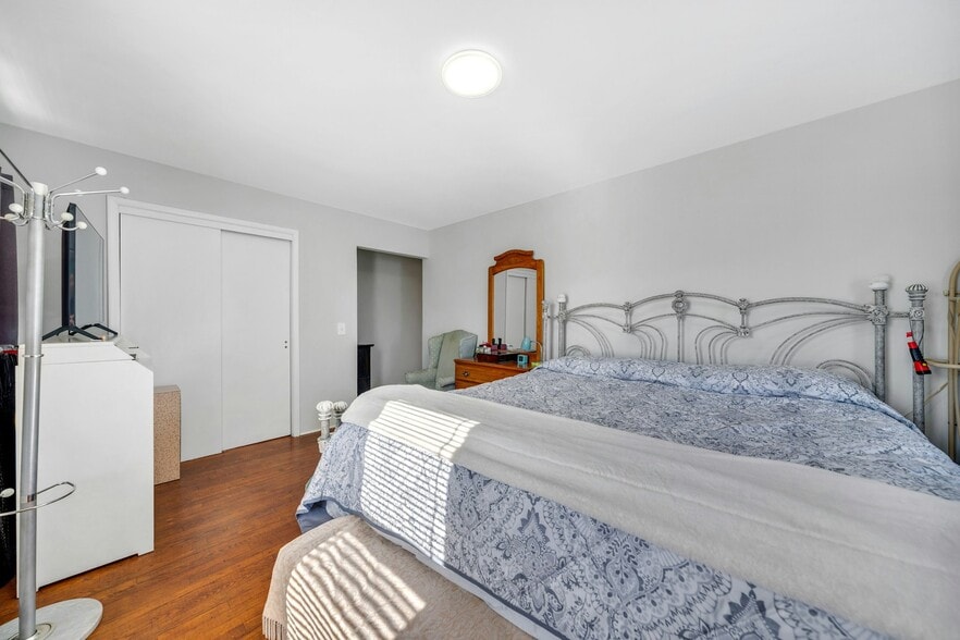 More Photos Of 625 Bound Brook Rd, Middlesex Freestanding For Sale