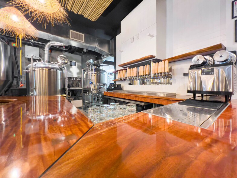 More Photos Of 96 N King St, Honolulu Bar For Lease