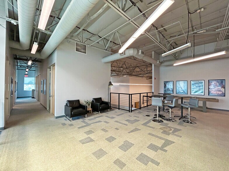 More Photos Of 3700 Vanowen St, Burbank Flex For Lease