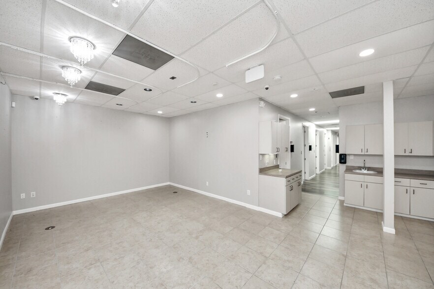 More Photos Of 926 N Wilcrest Dr, Houston Medical For Sale