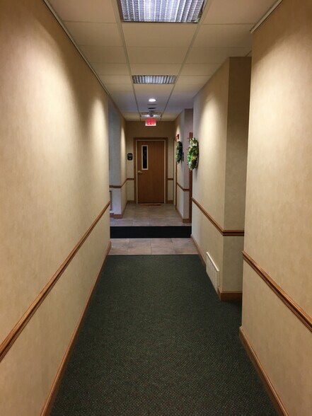 More Photos Of 1188 Bell St, Chagrin Falls Office For Lease