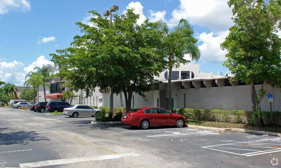 More Photos Of 10001 NW 50th St, Sunrise Light Manufacturing For Lease