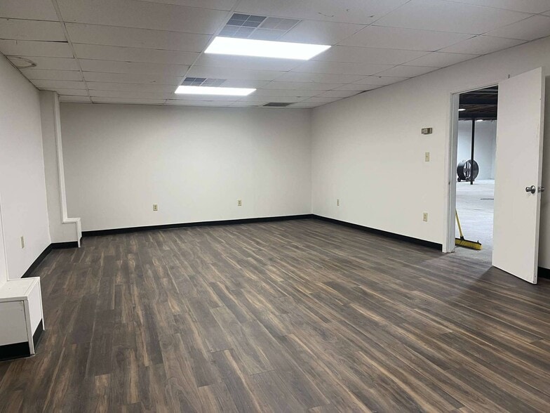 More Photos Of 913-915 Poplar St, Cayce Warehouse For Lease