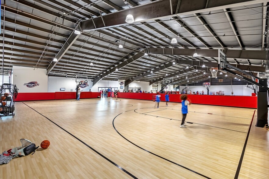 More Photos Of 6970 N Broadway St, Kansas City Showroom For Lease