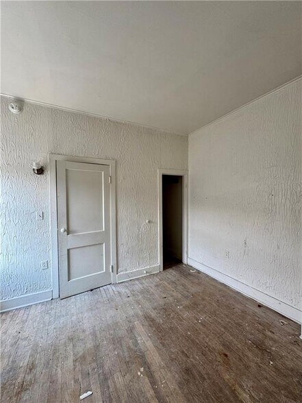 More Photos Of 230 E Main St, Palmyra General Retail For Sale