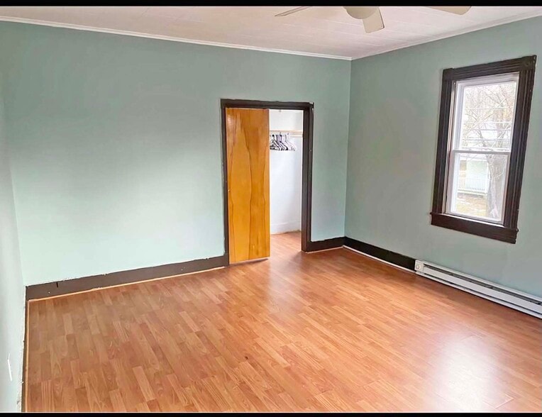 More Photos Of 129 Pike St, Carbondale Bar For Sale