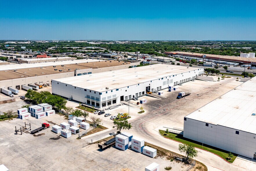More Photos Of 3319 N Panam Expy, San Antonio Distribution For Lease