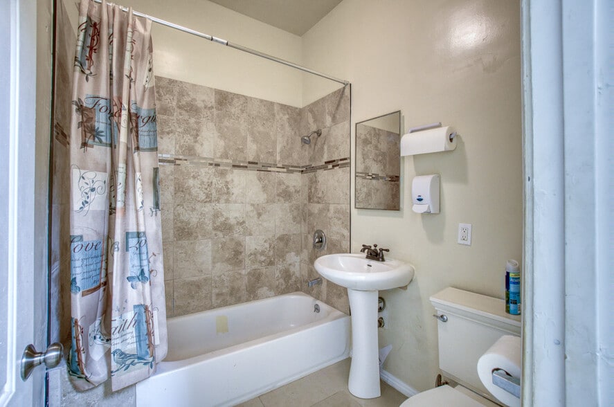 More Photos Of 11123 S Western Ave, Los Angeles Office For Sale