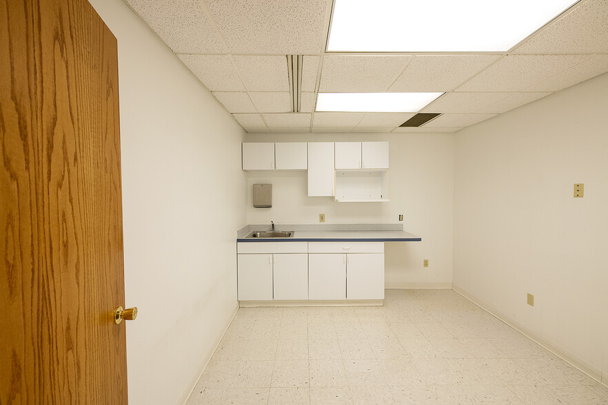 More Photos Of 6701 Rockside Rd, Independence Medical For Lease