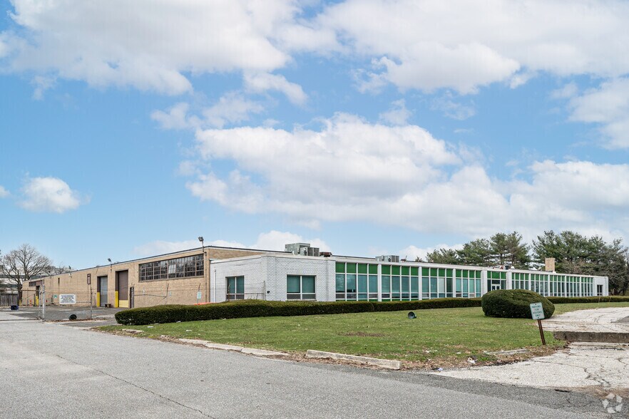 Primary Photo Of 135 Baylis Rd, Melville Manufacturing For Lease