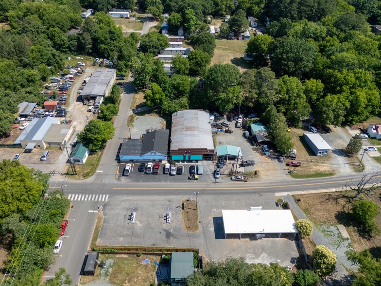 More Photos Of 127 Thompson St, Pittsboro Auto Repair For Lease